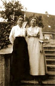 Zwei Frauen auf einem Schwarzweissbild: Hanna Hermann-Meyer und Margrit Grob