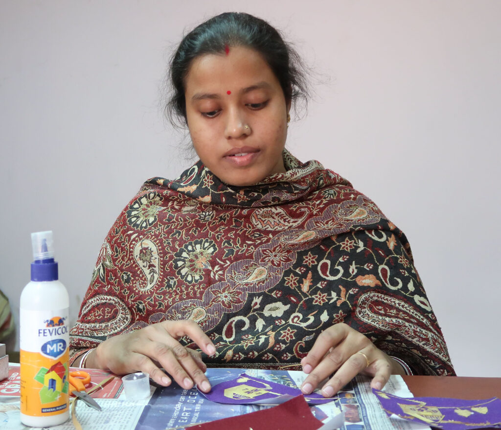 Eine Frau aus Bangladesch stellt handgefertigte Karten her