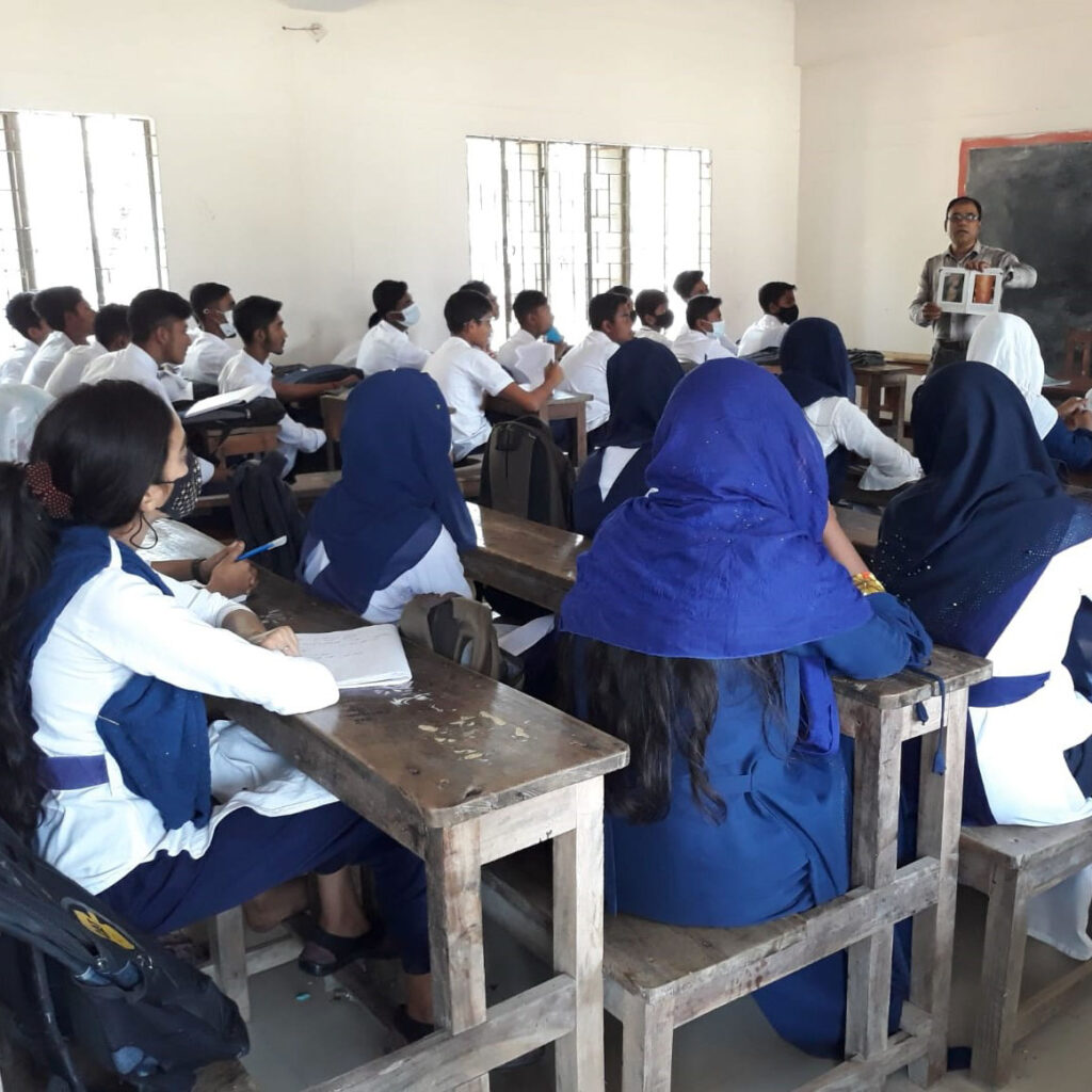 Lernende im Klassenzimmer in Bangladesch