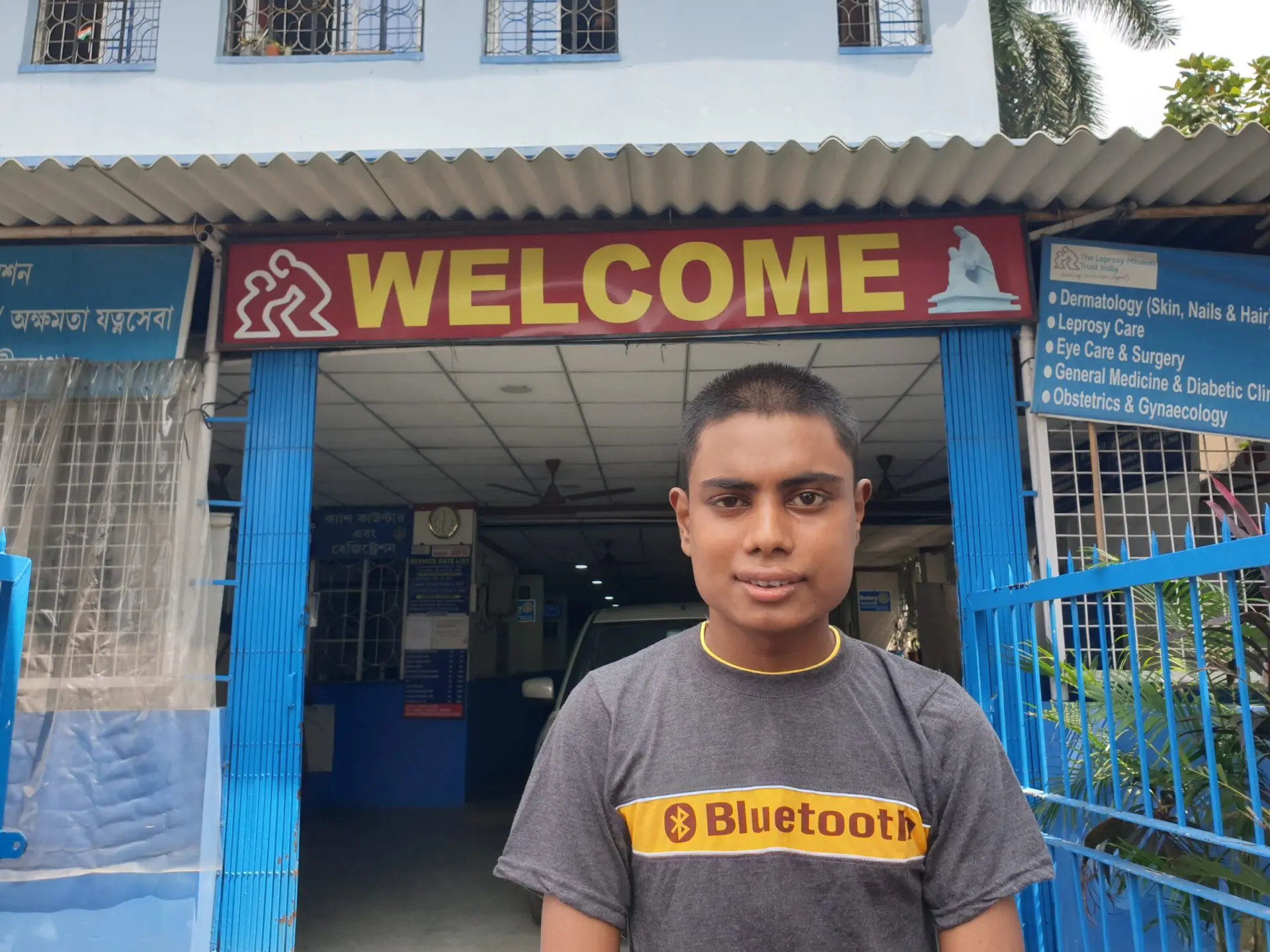 Dawood vor dem Spital der Lepra-Mission in Kolkata (Bild: Lepra-Mission Schweiz).