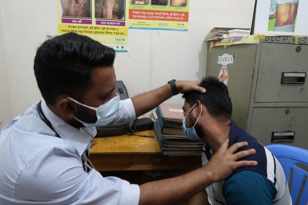 Untersuchung eines Leprabetroffenen durch den Arzt