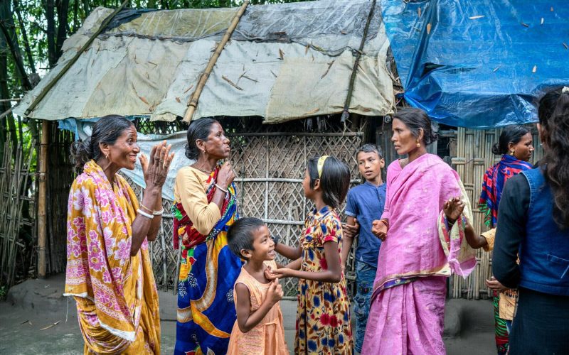 Menschen in Bangladesch mit einer von Lepra betroffenen Frau in Bangladesch