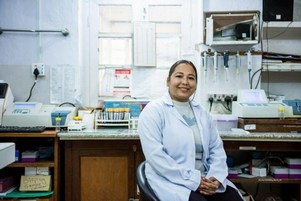 Laborantin im Foschungslabor in Nepal