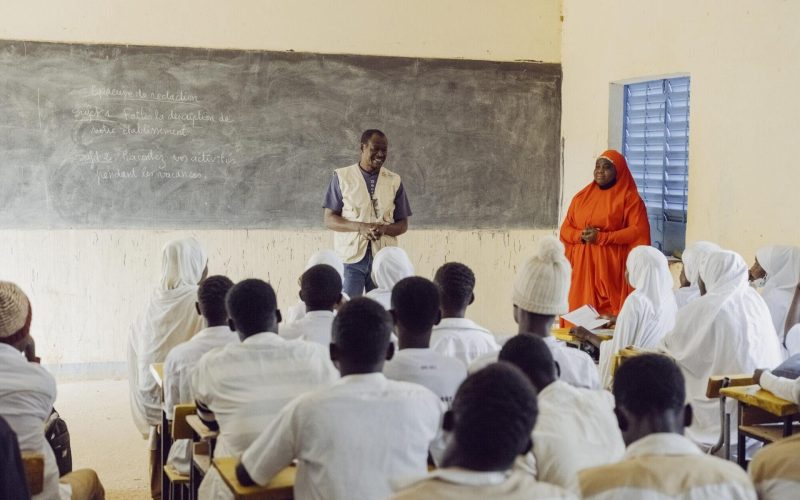 Im Klassenzimmer werden Menschen über Lepra aufgeklärt