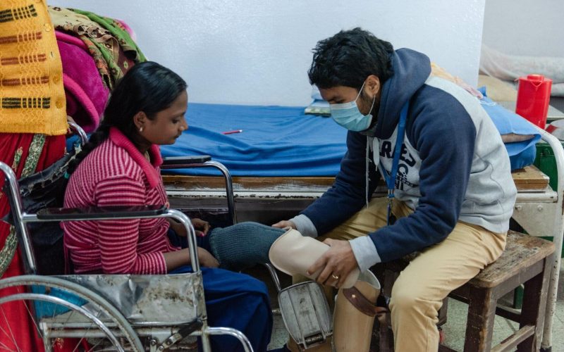 Anpassung einer Beinprothese bei einer Leprapatientin in Nepal