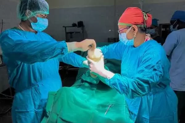 Une greffe de peau pour un ulcère à l'hôpital de Mission Lèpre de Purulia.