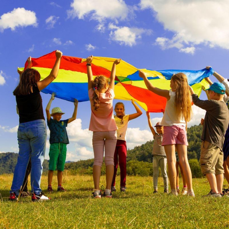 Kinder spielen mit einem